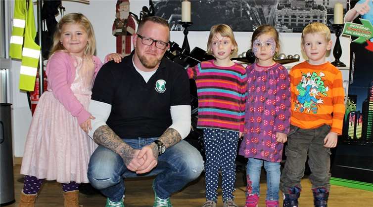 Schön herausgeputzt präsentierten sich die Teilnehmer der Schminkaktion.privat