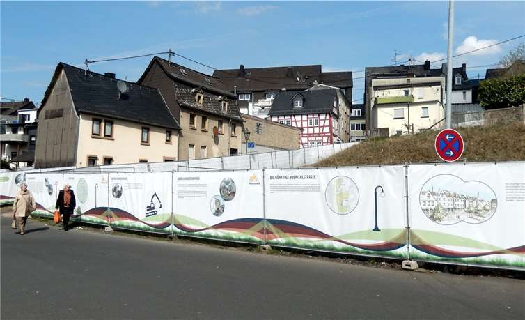 Schöne Aussichten: Der Bauzaun an der Hospitalstraße erzählt Geschichten über die Stadt und aus der Stadt. privat