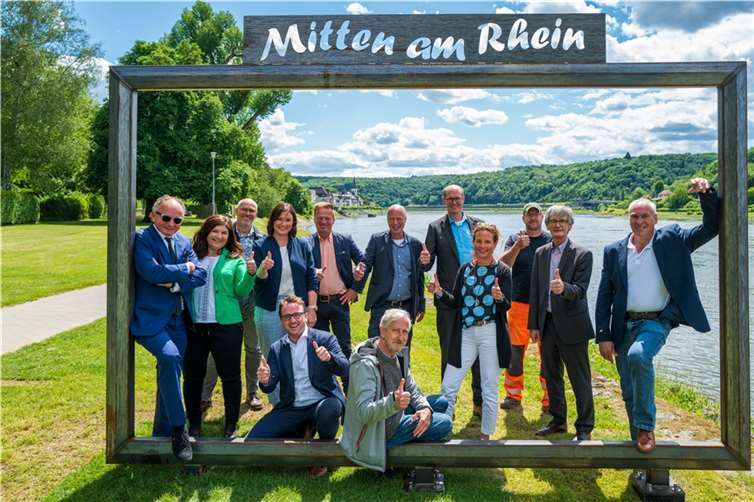 Schöne Aussichten in Szene gesetzt. Oberbürgermeister und Bürgermeister sowie Vertreterinnen und Vertreter des Städtenetzwerkes „Mitten am Rhein“, Geschäftsführer der Tourismus Siebengebirge GmbH und Geschäftsführerin der Romantischer Rhein Tourismus GmbH beim offiziellen Auftakt zur Einweihung des Bilderrahmens in den Rheinanlagen Unkel.  Copyright: VG Bad Breisig