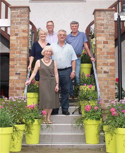 Schöne Farbtupfer für die Innenstadt und die Beteiligten freuten sich über die bunten Blickpunkte. Werner Prümm (Bendorfer Wirtschaftsförderung) (Oben links), Klaus Döring (Gartenbedarf & Floristik) (Oben rechts), Nancy Parac (Bendorfer Wirtschaftsförderung) (Mitte), Ulrich Kuss (Werbegemeinschaft „Blickpunkt Bendorf“) und Ingrid Kuss (Werbegemeinschaft „Blickpunkt Bendorf“). -US-