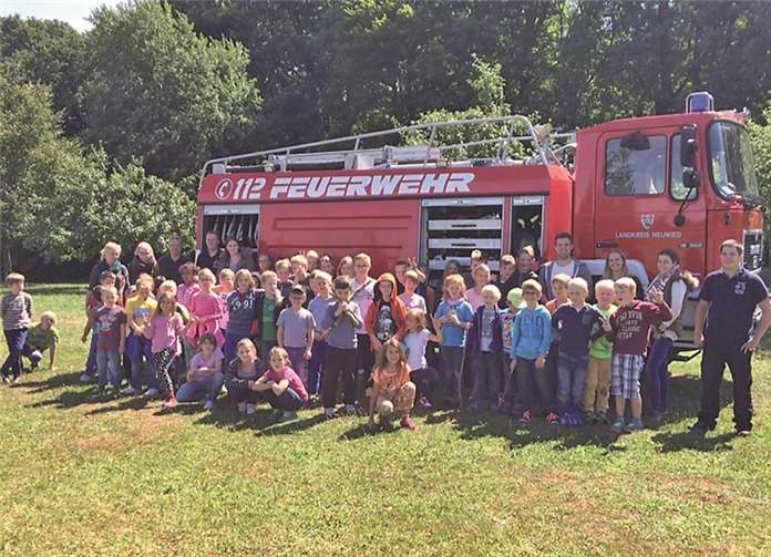 Schöne Ferien im Parkwald Neuwied-Segendorf erlebten zahlreiche Kinder auch ein Besuch der Feuerwehr stand auf dem Programm. privat