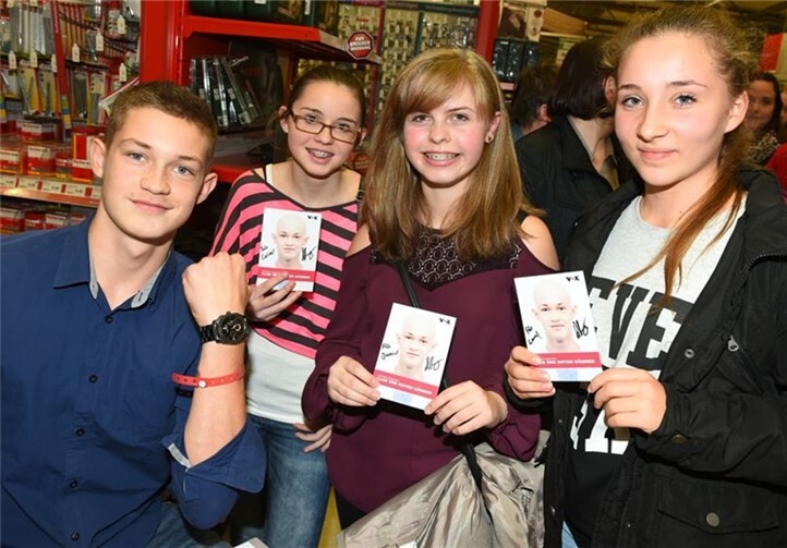 Schöne Geschenk-Ideen bietet die röhrig-forum Kulturbühne an im Weihnachts-Newsletter, so zum Beispiel das von Damian Hardung (li.) signierte Buch „Club der roten Bänder“.Privat