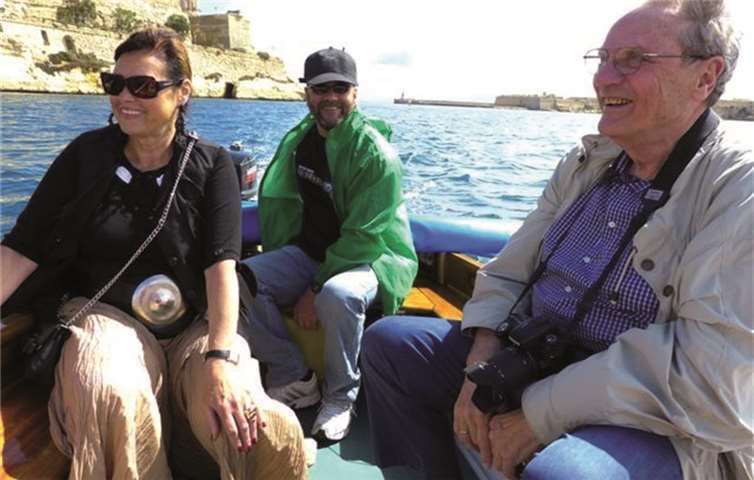 Schöne Hafenrundfahrt, in der einiges schon Gesehenes an uns vorbeizog. Im Hintergrund die Hafeneinfahrt und Befestigungsanlagen von Valetta.