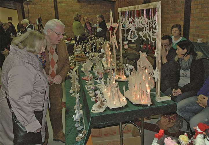 Schöne Laubsägearbeiten bot Franko Wenk an. Weigert