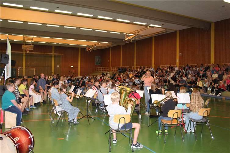 Schöne Melodien der Bläserklasse 6 zeigten die starke musikalische Seite de neuen Schule der Fünftklässler. Fotos: privat