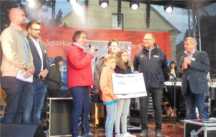 Schöne Schecks zugunsten Fly & Help konnte Hans Peter Röhrig in Vertretung von Reiner Meutsch auf der Hauptbühne beim Stadtfest „50 Jahre Mülheim-Kärlich“ in Empfang nehmen. Fotos: Röhrig