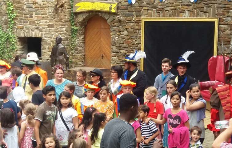 Schöne Stunden verbrachten die Flüchtlingskinder und –Eltern bei Stück "Das kleine Gespenst".privat