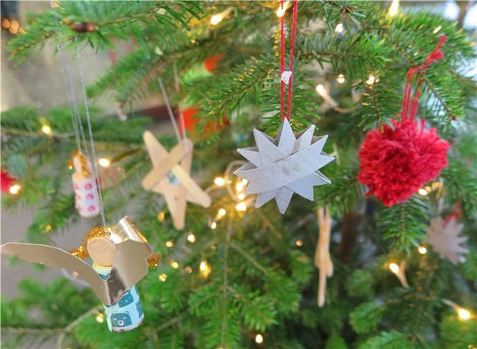 Schöne Weihnachtsbaumbasteleien der Kinder der Kita „Glühwürmchen“ aus Niederbachem.  Foto: Gemeinde Wachtberg/mm