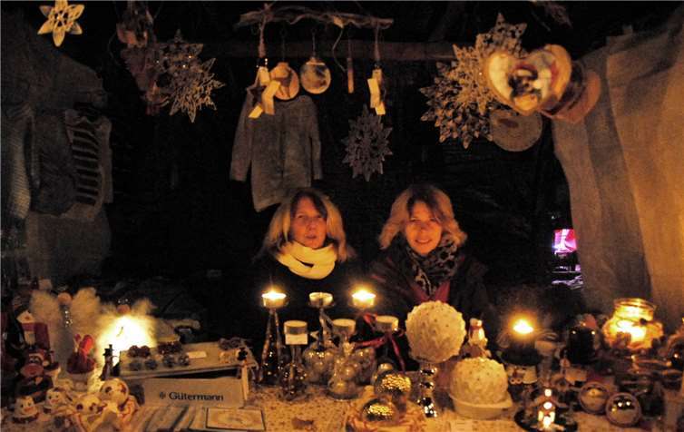 Schöne selbst gebastelte Dekorationen aus Papierund Watte boten diese beiden Frauen in ihrem Stand an.