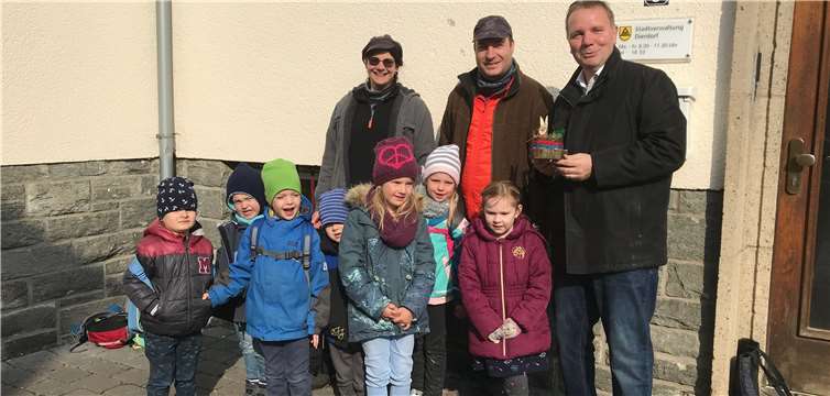 Schöne selbstgefertigte Osterkörbchen aus Naturmaterialien hatten die Kinder mit ihren Erziehern Dunja Tatomirov und Michael Schatz gebastelt.Foto:privat
