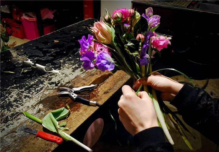Schöner Beruf, aber oft schlecht bezahlt: In der Floristik müssen sich viele Beschäftigte mit Mini-Löhnen begnügen, die bei weitem nicht zum Familienunterhalt reichen, kritisiert die IG BAU.Foto: IG BAU