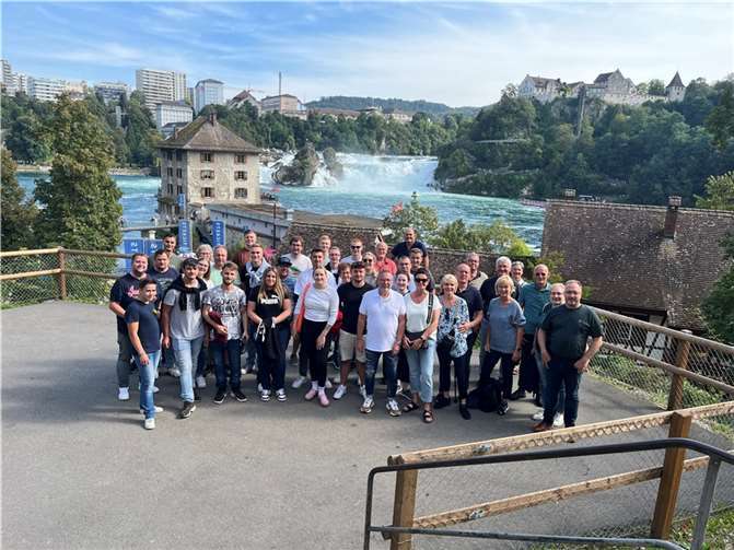 Schönes Erinnerungsfoto mit der gesamtem Reisegruppe mit Blick auf den Rheinfall in der Schweiz, das Tageshighlight am dritten Tag - dem Sonntag - während dem Jahresausflug an den Bodensee. Quelle: Feuerwehr Weißenthurm