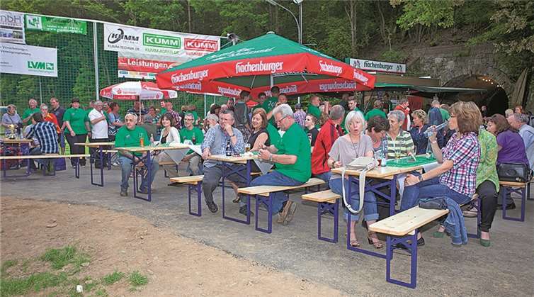 Schönes, warmes Wetter lockte am Samstagabend zum Verweilen.WT