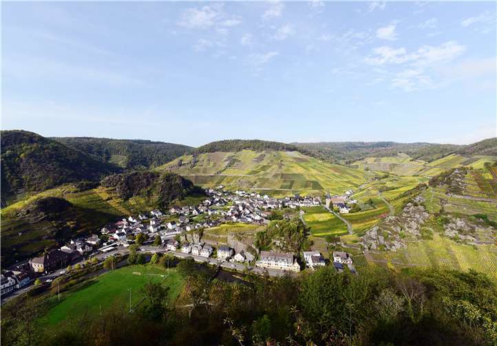 Schönste Weinsicht von der Burgruine Saffenburg. Foto: „FaszinationAhrFotografie“ Nico Sebastian