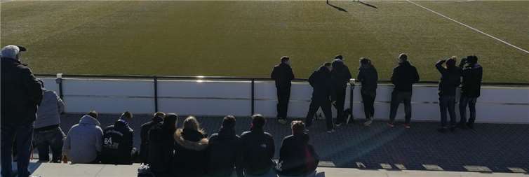 Schönstes Februarwetter lockte die Zuschauer zum Spiel gegen Merl II.