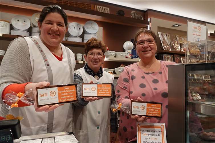 Schokolade naschen und was gutes tun, das geht: Karin und Doris Strauß (v.l.) von der Konditorei Irmgartz präsentieren mit Mary Witsch (Caritas) die Tafel-Schokolade.  Foto: Weber