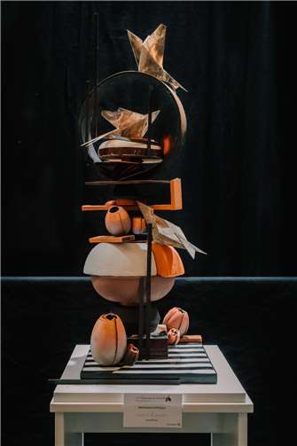 Schokoladen-Schaustücke „beauté de la géometrie“ mit auf klare Formen reduzierten Aspekten der Natur, zum Beispiel: Schmetterling, Vogel oder Blüten, alles aus Schokolade. Foto: Lars May