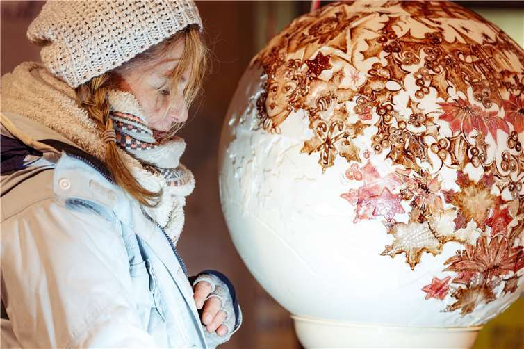 Schokoladenmalerei von Dorte Schetter wird die Besucher zum Staunen bringen. Foto: Schneider-Fotos