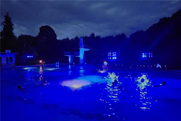 Schon 2022 und 2024 waren die Gäste beim Sternenschwimmen im Freibad Pellenz von der tollen Abendstimmung begeistert 