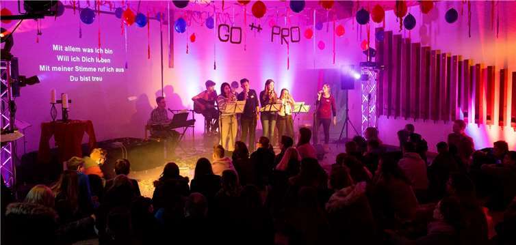 Schon Dekoration und Beleuchtung sorgten für Wohlfühl-Stimmung beim ersten „go++Pro“-Jugendgottesdienst in Dausenau mit seinem fantasievollen Programm. Die Band überraschte mit selbst geschriebenen Liedern. Dekanat Nassauer Land/Metzmacher