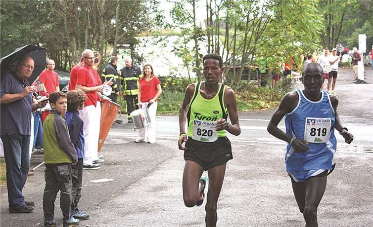 Schon Ende der „Stadionrunde“ hatten die beiden Afrikaner einen gehörigen Vorsprung herausgelaufen.