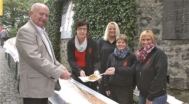 Schon Tradition hat der Verkauf des 80 Meter langen Apfelstrudels den Nicole Walsdorf (v.r.), Bianca Faber, Nicole Velten und Maritta Theisen (l.) sowie weitere Feuerwehrfrauen am Sonntag verkauften. -WE-