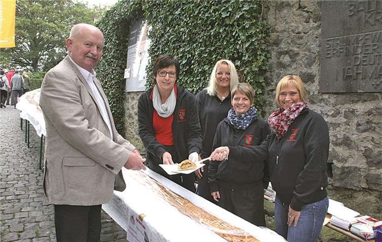 Schon Tradition hat der Verkauf des 80 Meter langen Apfelstrudels den Nicole Walsdorf (v.r.), Bianca Faber, Nicole Velten und Maritta Theisen (l.) sowie weitere Feuerwehrfrauen am Sonntag verkauften. -WE-