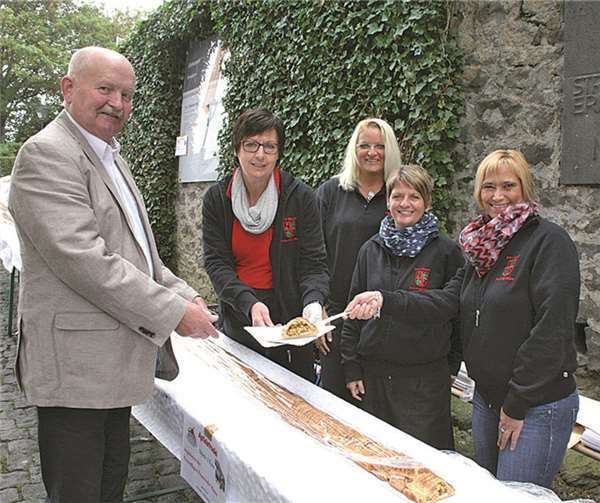 Schon Tradition hat der Verkauf des 80 Meter langen Apfelstrudels den Nicole Walsdorf (v.r.), Bianca Faber, Nicole Velten und Maritta Theisen (l.) sowie weitere Feuerwehrfrauen am Sonntag verkauften. -WE-