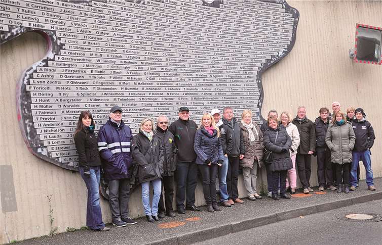 Schon Tradition hat die Backstagetour durchs Fahrerlager, hier vor der ewigen Siegerliste der Nürburgringhelden.Herbert Clausen