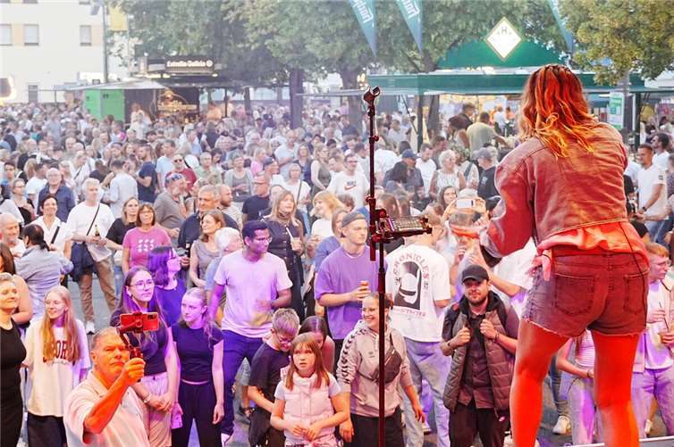 Vier Tage lang Show und Musik in der Innenstadt Schon am Eröffnungsabend feierten Tausende Besucher bei bestem Wetter vor vier Bühnen und in den Biergärten.