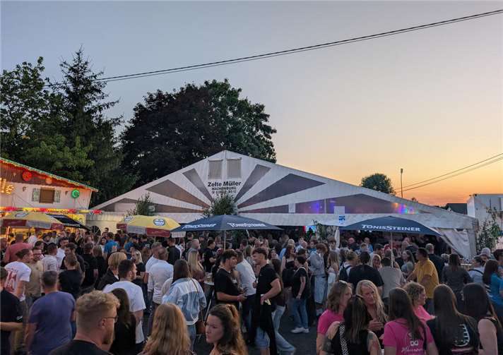 Schon am Freitagabend strömten fast tausend Gäste auf den Kirchplatz.  Foto: Christian Fein