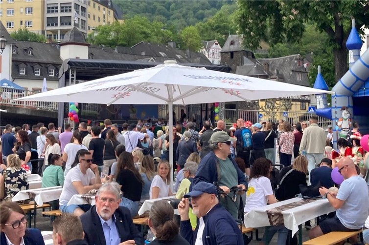 Schon am Mittag waren Plätze, Stände und Spielstationen von vielen Hundert begeisterten Besuchern bevölkert.