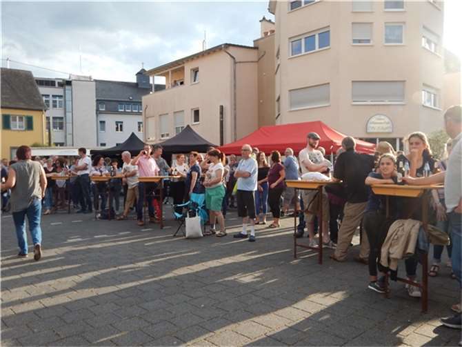 Schon am Nachmittag war der Kirchplatz gut besetzt.