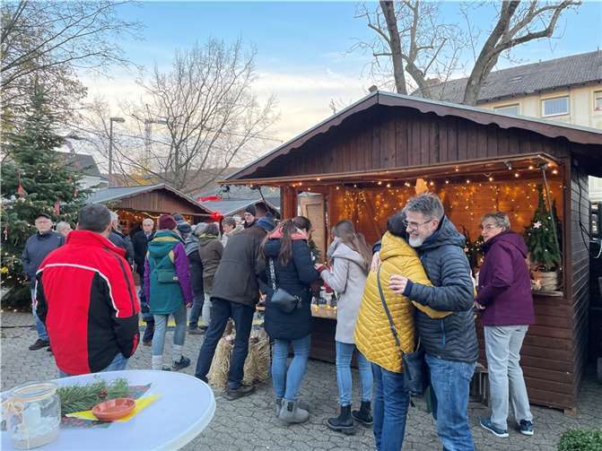 Schon am Nachmittag war der Platz am Bahnhof reich besucht.  Foto: ROB