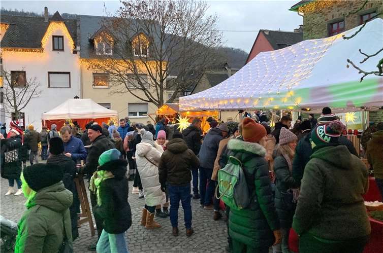 Schon am Nachmittag waren zahlreiche Besucher für einen Bummel über den Winninger Weihnachtsmarkt angereist.