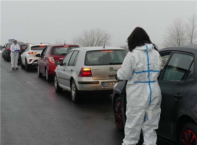 Schon am frühen Morgen ist die Nachfrage nach einem Corona-Schnelltest mit einer kurzen Wartezeit verbunden.