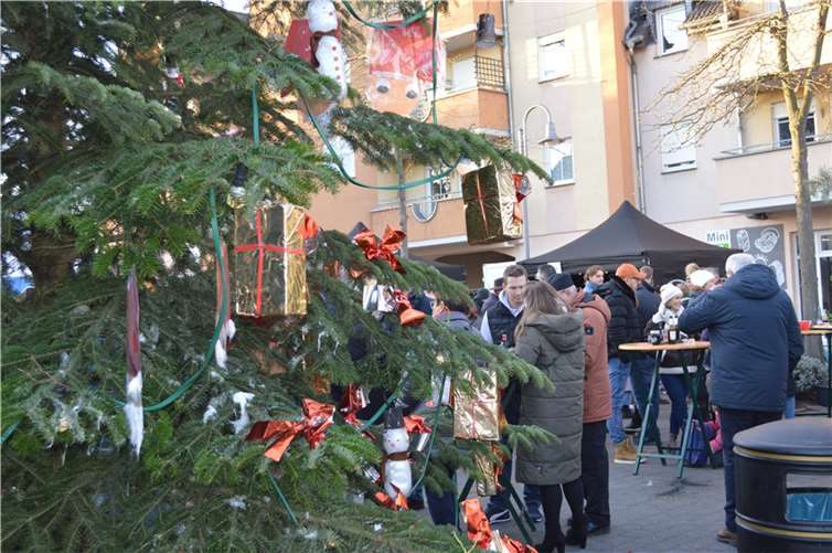 Schon am frühen Nachmittag knubbelte es sich auf dem Dorfmittenplatz rund um den Weihnachtsbaum. Fotos: AB