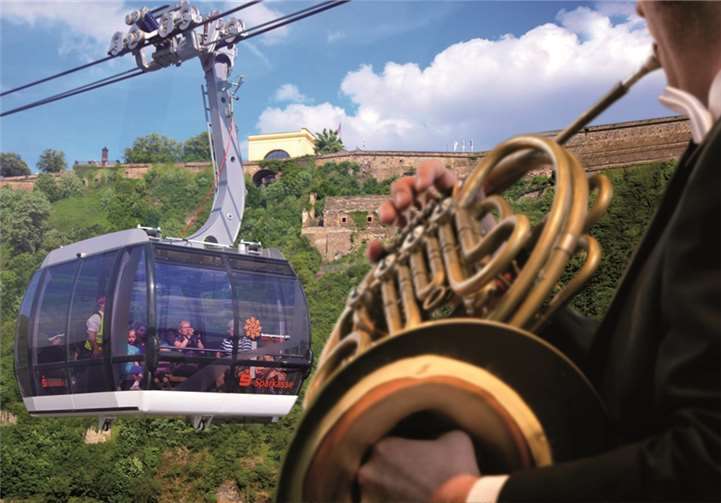 Schon an der Talstation der Seilbahn werden die Zuhörer musikalisch von Mitgliedern des Konzertorchesters Koblenz empfangen. Piel Media