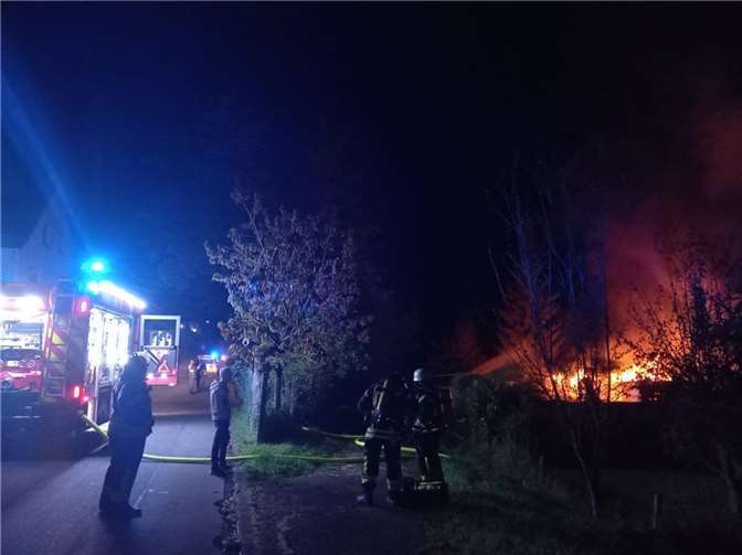 Schon auf dem Weg zum Einsatzort war der Himmel von den Flammen erhellt.