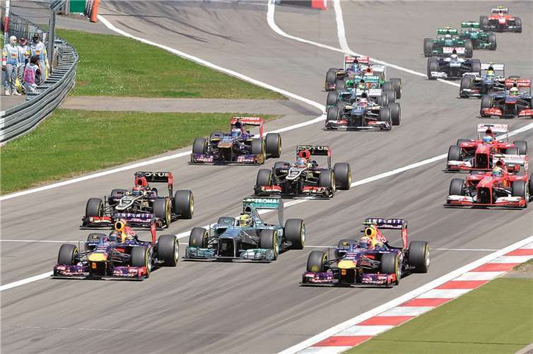 Schon auf dem Weg zur ersten Kurve sichert sich der von Rang zwei gestartete Vettel mit seinem Red Bull (links) die Führung vor seinem Teamkollege Mark Webber und Lewis Hamilton im Mercedes.BURG