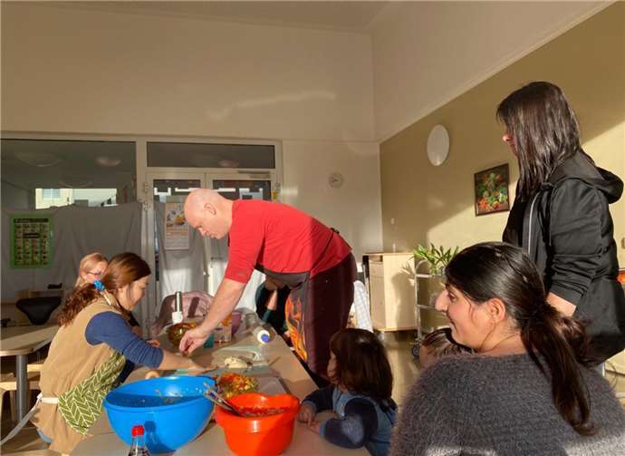 Schon bei den Vorbereitungen hatten Eltern und Erzieherinnen einen tollen Vormittag. Foto: privat