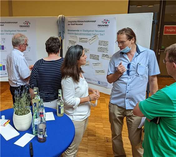 Schon bei der Auftaktveranstaltung zum Klimaschutzkonzept für die Stadt Neuwied freute sich Klimaschutzmanagerin Dr. Zuhal Gültekin (Mitte) über die rege Beteiligung der Öffentlichkeit. Foto: Christian Salzmann/Sweco GmbH