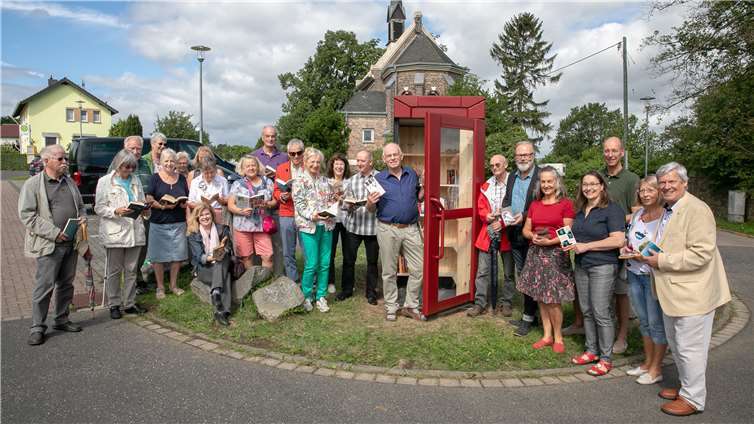 Schon bei der Einweihung fand der neue Offene Bücherschrank in Todenfeld das rege Interesse der Bürger. Foto: JOST