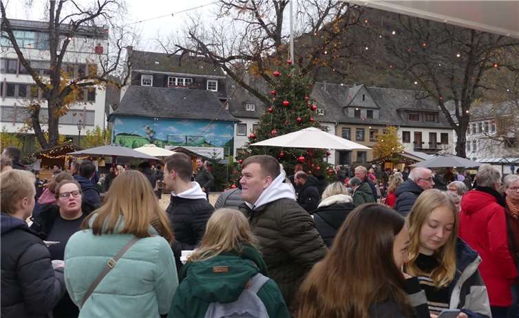 Schon bei der Eröffnung des diesjährigen Weihnachtsmarktes bummelten viele Hundert Besucher durch Cochem. Fotos: TE