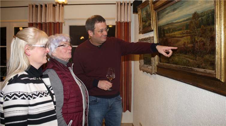 Schon bei der Eröffnungsvernissage zurJubiläumsveranstaltung machten zahlreiche Freundeder Malkunst ihre geschätzte Aufwartung.