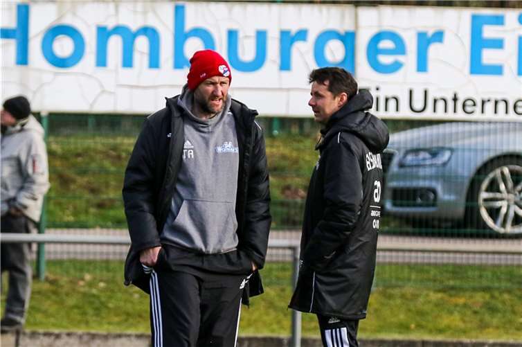 Schon bei der Partie in Jägersburg wirkten sie ratlos angesichts der Leistung ihrer Elf, nun zogen sie den Schlussstrich: Marco Reifenscheidt (links) und Paul Lauer (rechts) sind nicht länger Trainer des Eisbachtaler Oberligateams. Foto: Andreas Egenolf