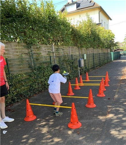 Schon beim Aufbauen kamen die ersten jungen Gäste.  Foto: SV Unkel