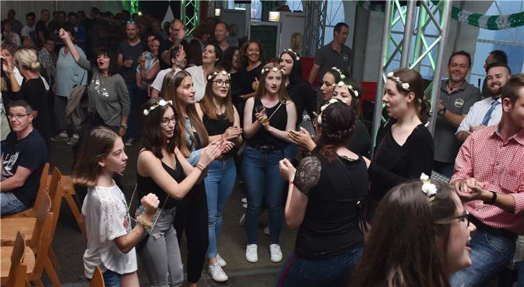 Schon beim Dorfabend waren auchdie Ehlscheider Maimädchen richtig in Stimmung.