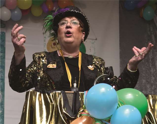 Schon beim Einmarsch in die Schützenhalle gab es für die Alten Waschweiber zahlreiche Lacher vom Publikum.HEP