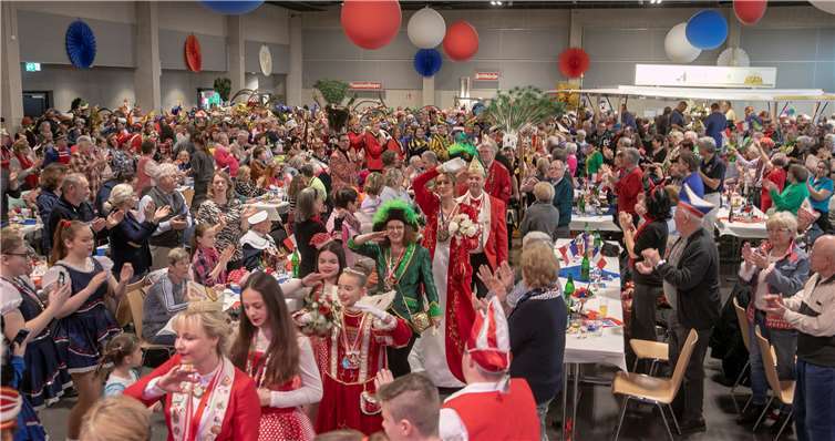Schon beim Einmarsch platzte die Jungholzhalle fast aus allen Nähten.